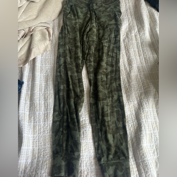 Camo Lululemon joggers size 4 - Picture 1 of 3